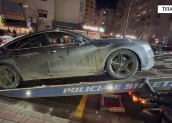 Kujdes Ku Parkoni❗️ Karroatrec ngre me qindra mjete / PAMJET