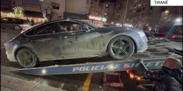 Kujdes Ku Parkoni❗️ Karroatrec ngre me qindra mjete / PAMJET