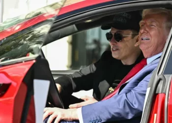 Video/ Donald Trump provon makinat Tesla të Elon Musk