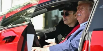 Video/ Donald Trump provon makinat Tesla të Elon Musk