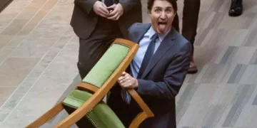 Mori karrigen me vete dhe nxorri gjuhën jashtë, veprimi i pazakontë i Trudeau pasi u largua si Kryeministër