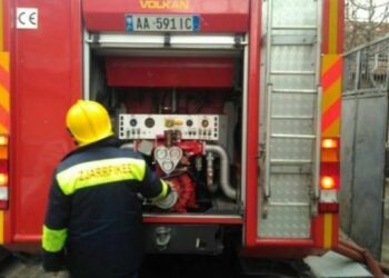 Bie zjarr në garazhin e pallatit te Komuna e Parisit