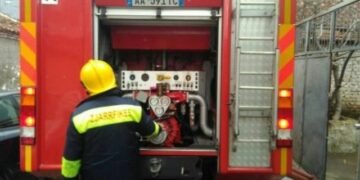 Bie zjarr në garazhin e pallatit te Komuna e Parisit