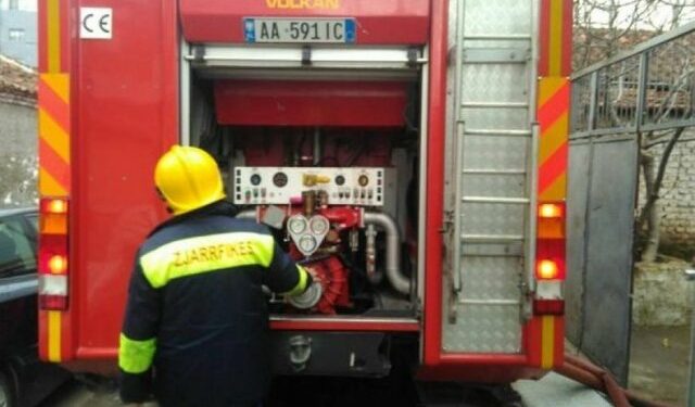 Bie zjarr në garazhin e pallatit te Komuna e Parisit