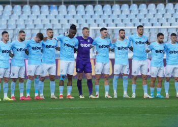 Absurdi/ Futbollisti nderohet me 1 minutë heshtje… megjithëse është ende gjallë