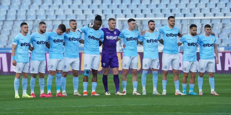 Absurdi/ Futbollisti nderohet me 1 minutë heshtje… megjithëse është ende gjallë