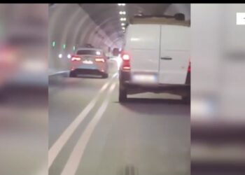 Rrezikoi qytetarët në Tunel me makinën e policisë / Gjobitet dhe vihet në hetim shefi i Burrelit / Pamjet
