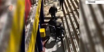 Pamjet/ Policia rrethon Postën, arreston 24-vjeçarin