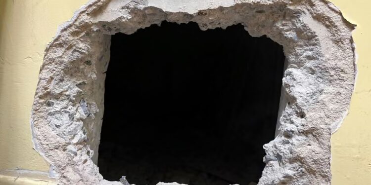 Hajdutët hapin tunel nga muri, grabisin bizhuteri me vlerë 10 mln Dollarë