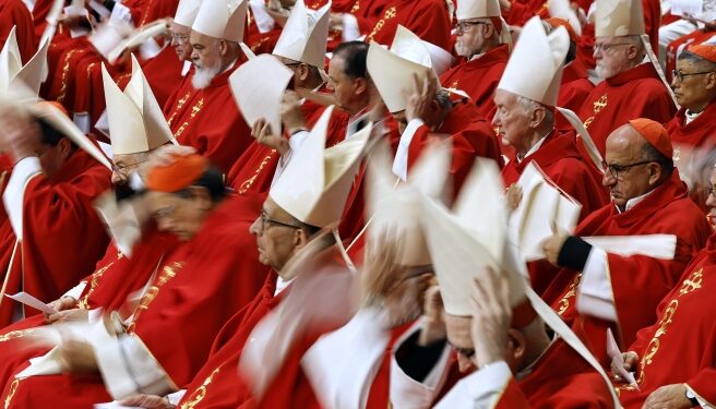 “Sozia e Edi Ramës në Vatikan” – Ngjashmëria e frikshme e kardinalit me kryeministrin / FOTO
