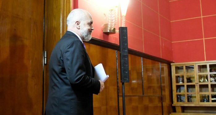 “Sozia e Edi Ramës në Vatikan” – Ngjashmëria e frikshme e kardinalit me kryeministrin / FOTO