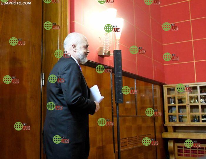 “Sozia e Edi Ramës në Vatikan” – Ngjashmëria e frikshme e kardinalit me kryeministrin / FOTO