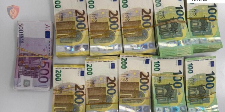 Me 200 mijë euro në Rinas. Emri i Izraelitit të dyshuar për Pastrim Parash