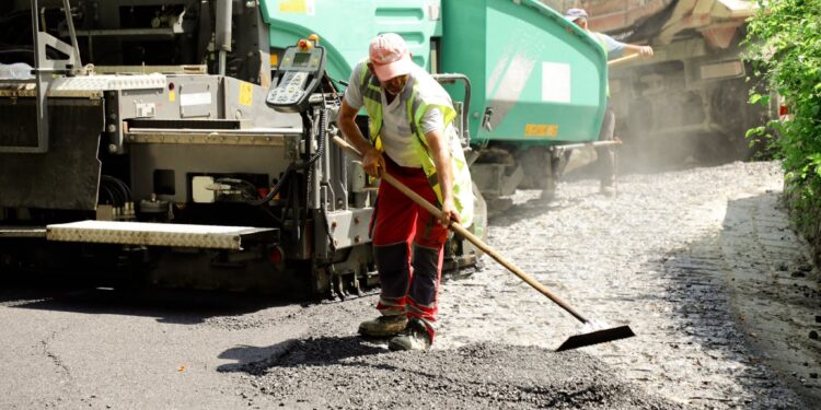 SKANDALI / Bashkia Korçë zhduk kalldrëmet e Dardhës. I shtron me asfalt