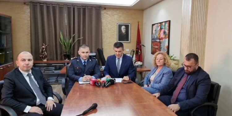 Fier, Policia godet bazat e grupit kriminal. Drogë dhe Armë / Pamjet