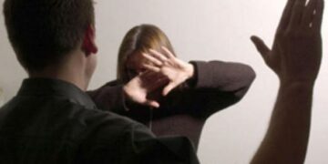 Skandali / Rikthehet dhuna në zyrat e shtetit në Dibër, drejtori godet me shpulla dhe fyen zonjat