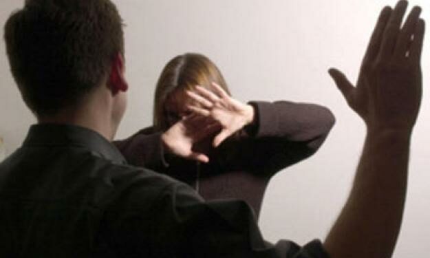 Skandali / Rikthehet dhuna në zyrat e shtetit në Dibër, drejtori godet me shpulla dhe fyen zonjat