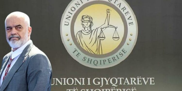 Rikthehen përplasjet e Kryeministrit me Gjyqtarët / Shkak Pagat.  Reagon Kushtetuesja: Pushtetet të ndara