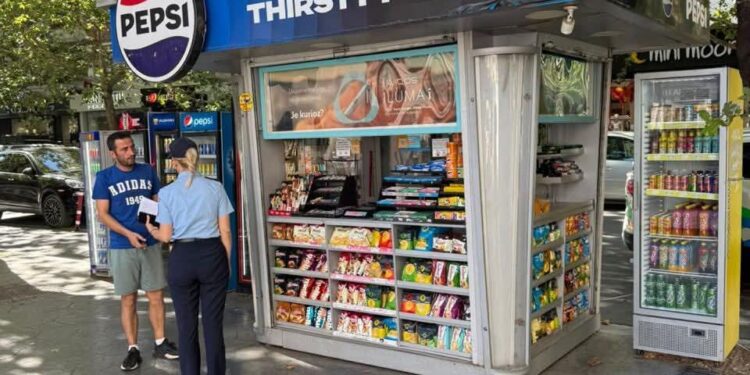 Lirimi i Trotuareve / Policia Bashkiake ultimatum për Kioskat: Hiqini ose i marrim forcërisht