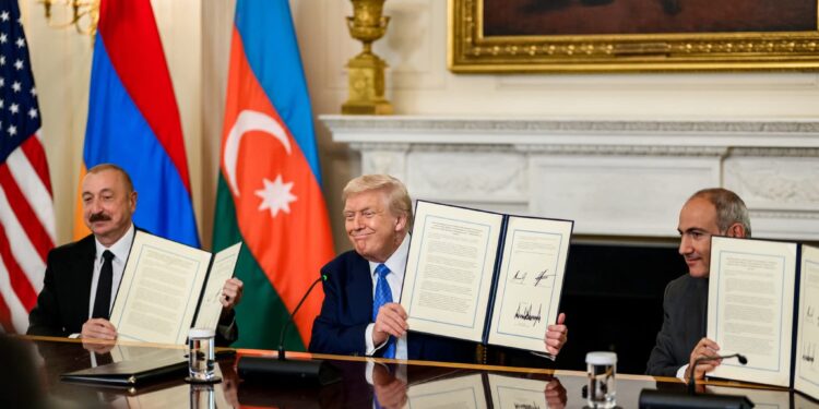Azerët dhe Armenët firmosin Paqen në zyrën e Donald Trump