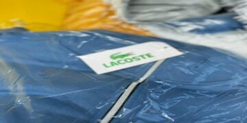 Origjinale apo Fake? Në dyqane kushtojnë deri 1000 euro! Dogana zbulon tonelata me rroba false, nga Lacoste, Nike, Prada, Moncler, Dior, Klein, Vuitton, Tommy  / FOTOT