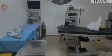 1 mil euro evazion dhe ilaçe të ndaluara / Krimi Ekonomik bastis spitalin në Tiranë. Arratiset bosi Turk, Pamjet