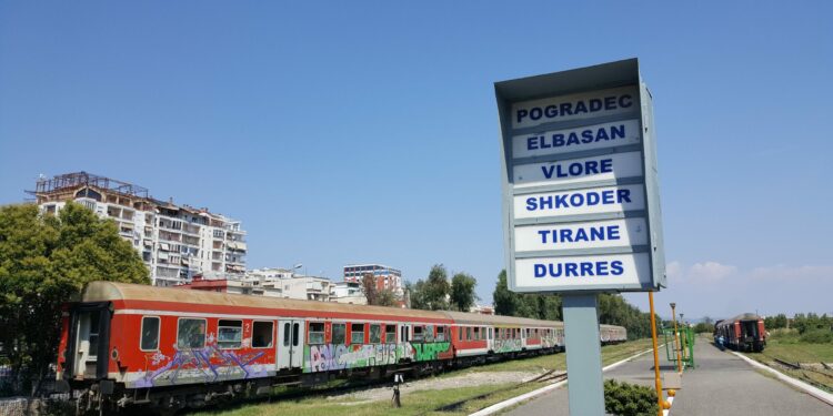 Treni niset në 2028 – Zv.Ministrja zbardh afatet për linjën elektrike