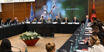 Kodi i Ri me 900 nene / Delegacioni i BE: Pezullojeni! Proces draftimi me grupet e Interesit