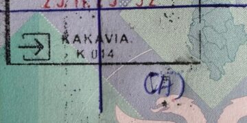 GREQIA SHPALL NONGRATA GAZETARIN ARTAN HOXHA / E NDALON NË KUFI, PAMJET