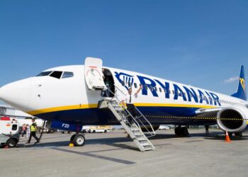 Je i apasionuar pas Fluturimit dhe Qiellit / RyanAir shpall 100 vende pune për Stjuardesa dhe Stjuardë
