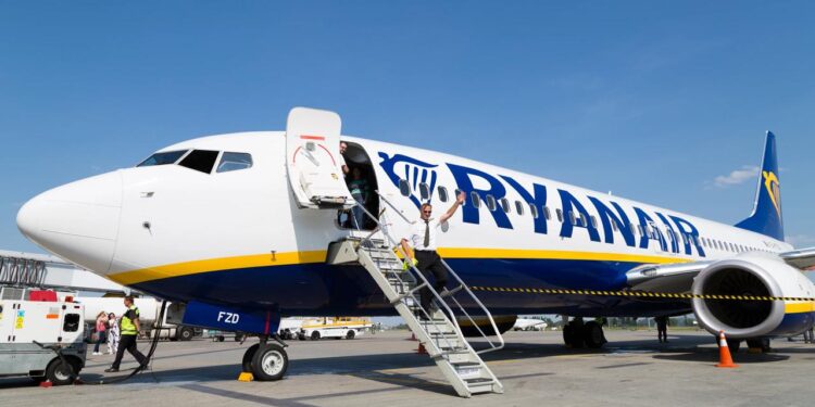Je i apasionuar pas Fluturimit dhe Qiellit / RyanAir shpall 100 vende pune për Stjuardesa dhe Stjuardë